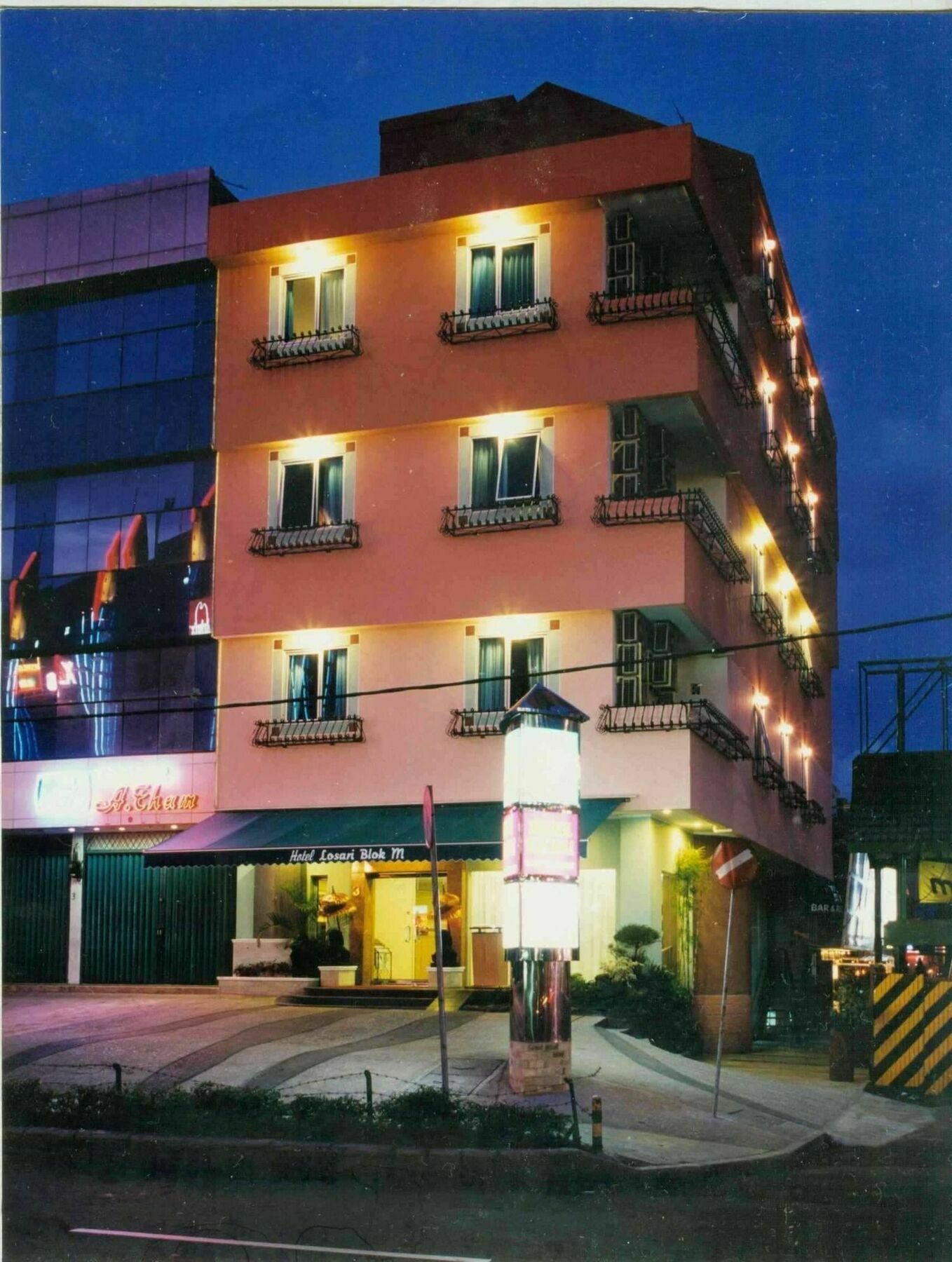 Hotel Losari Blok M 2*