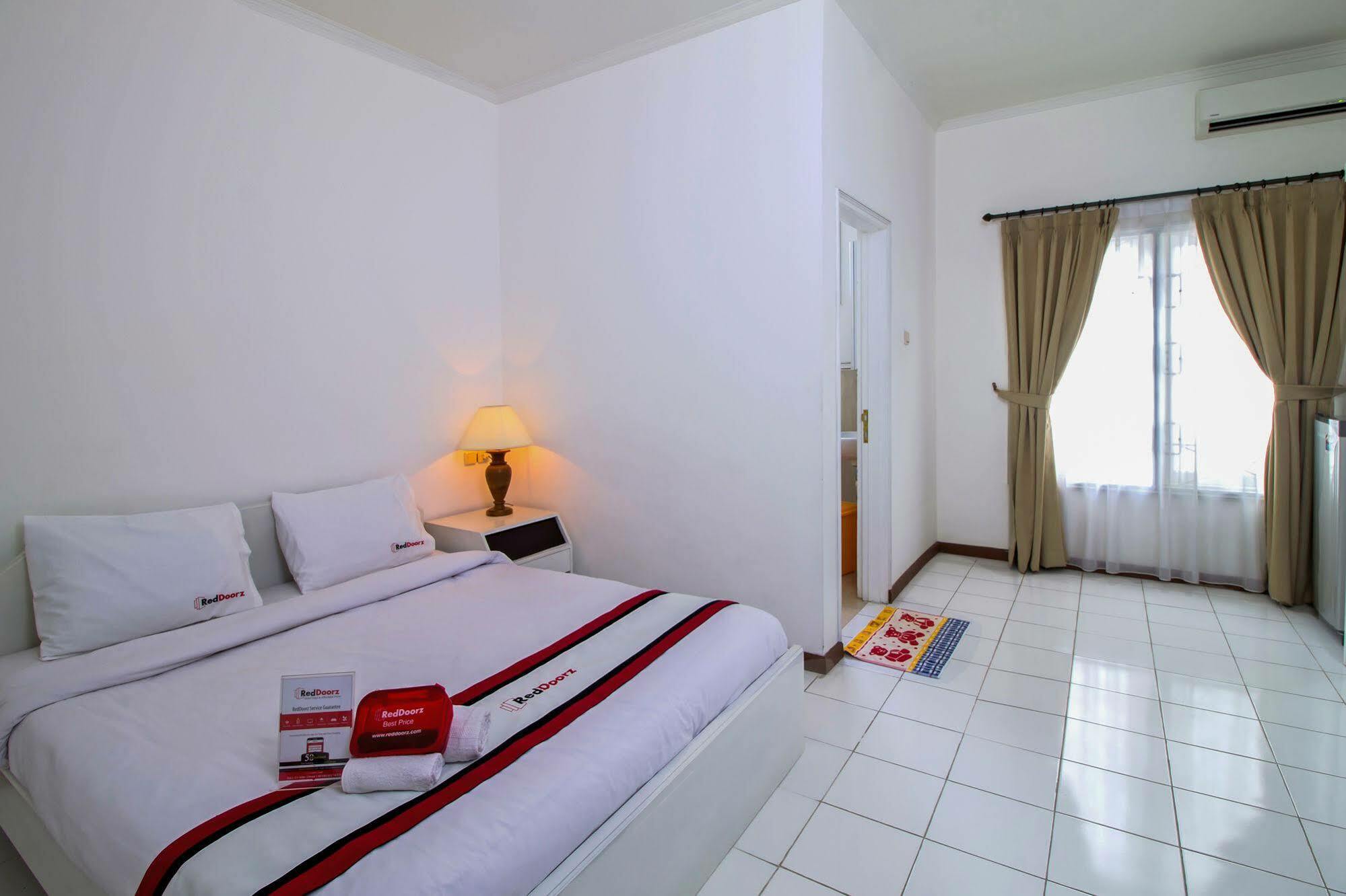 Guest house Reddoorz @ Tendean 2*