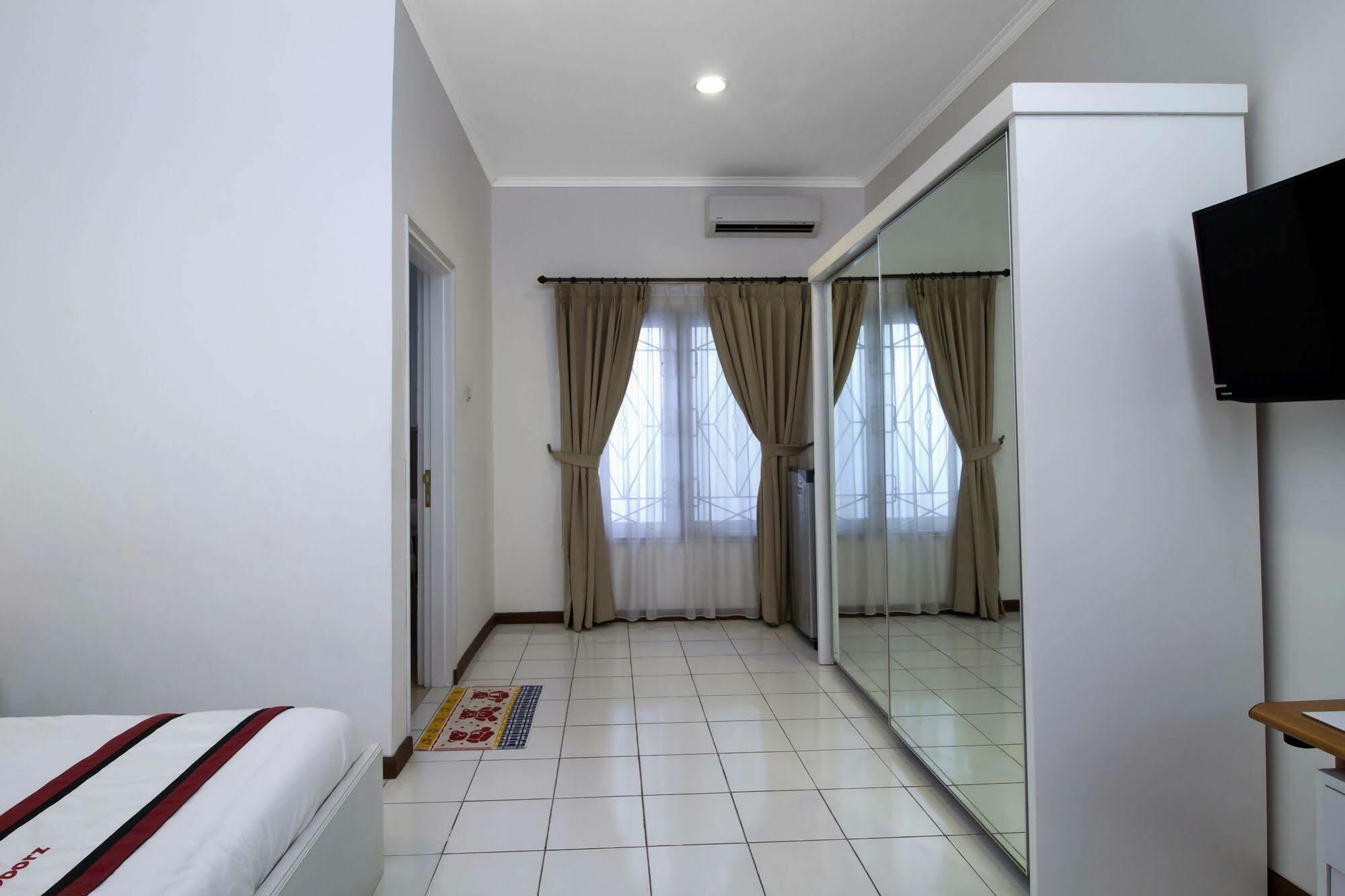 Reddoorz @ Tendean Guest house
