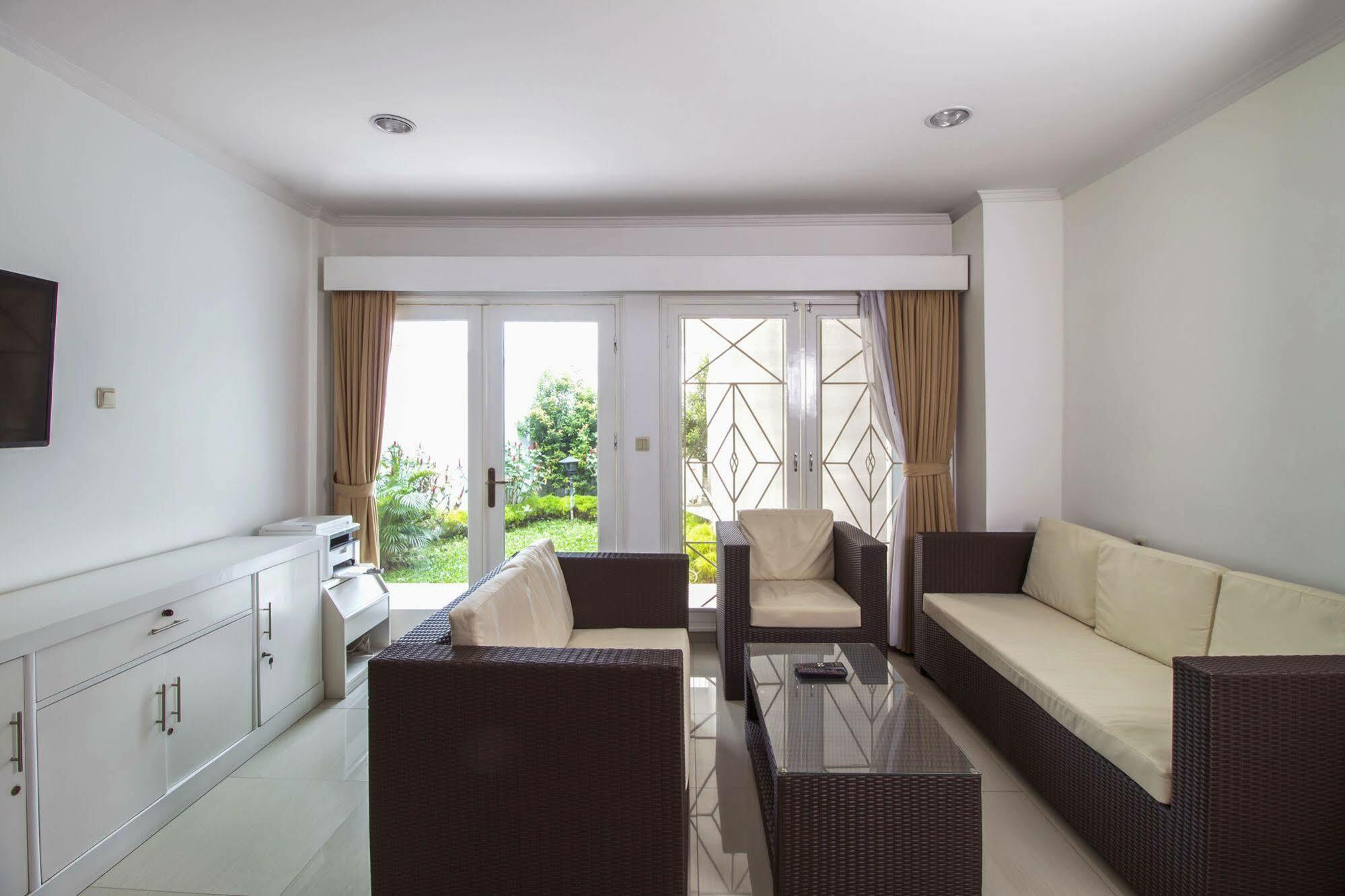 Guest house Reddoorz @ Tendean