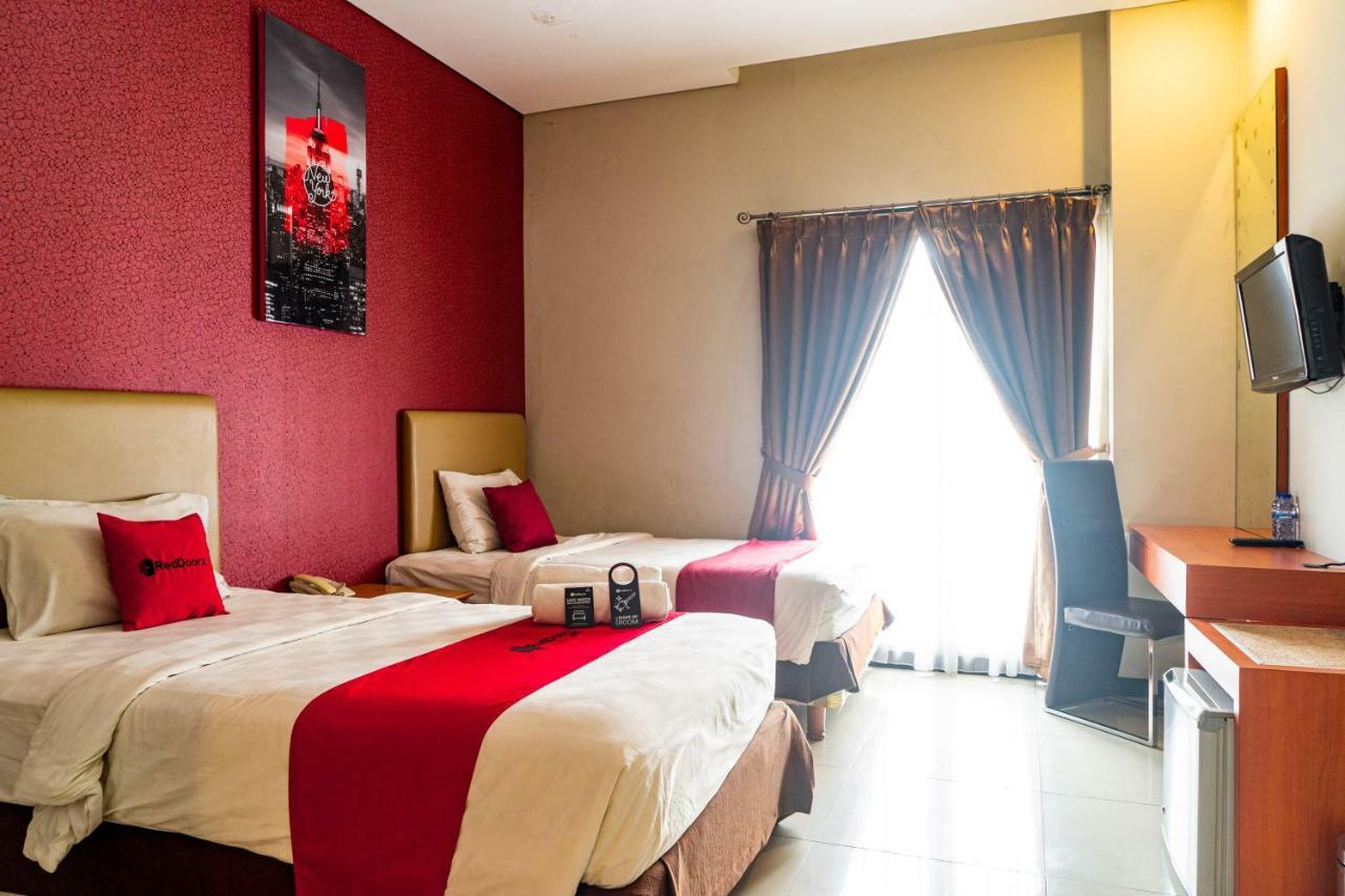 Hotel Reddoorz Near Blok M Square 3*