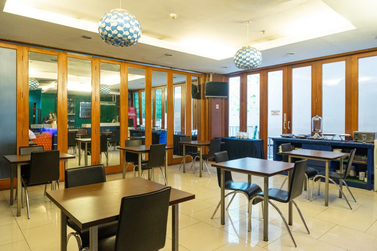 Reddoorz Near Blok M Square Hotel
