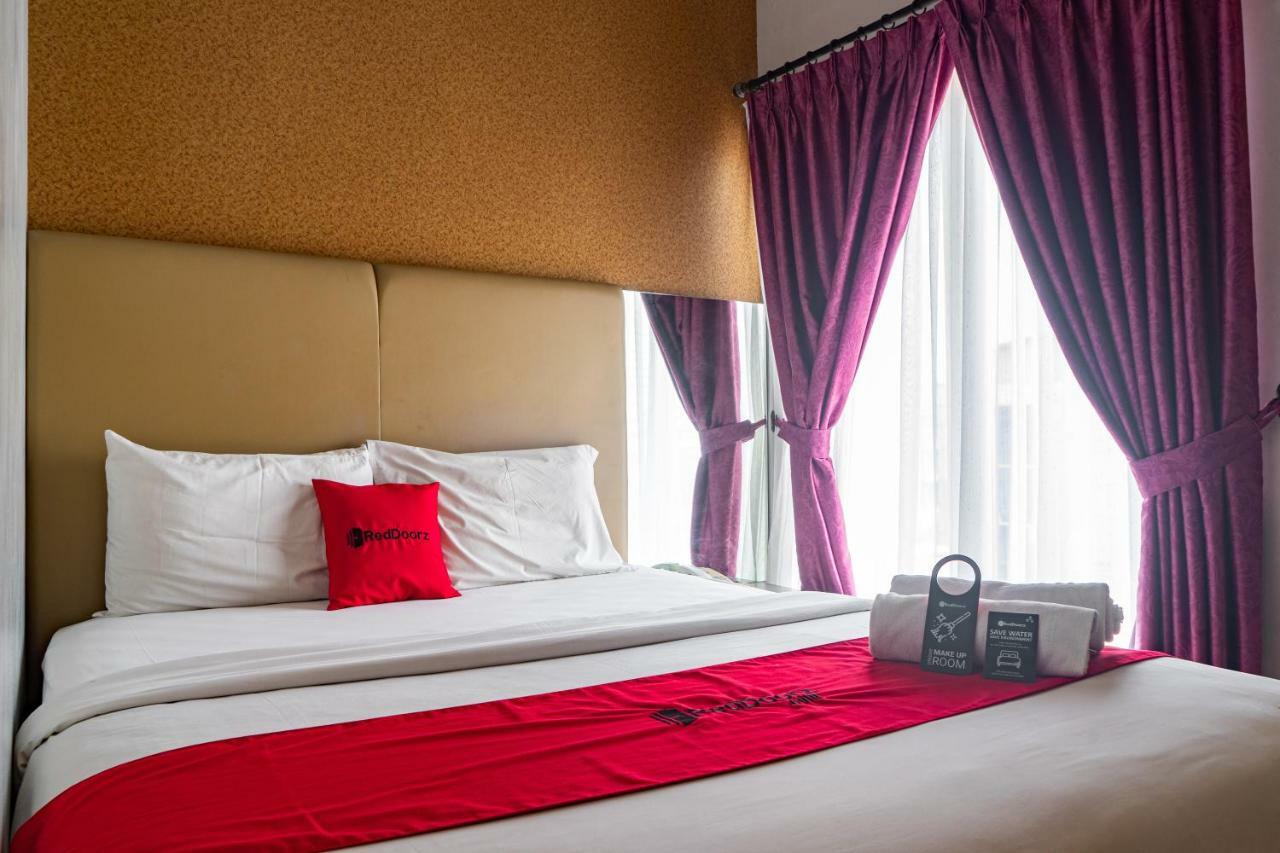 Hotel Reddoorz Near Blok M Square 3*