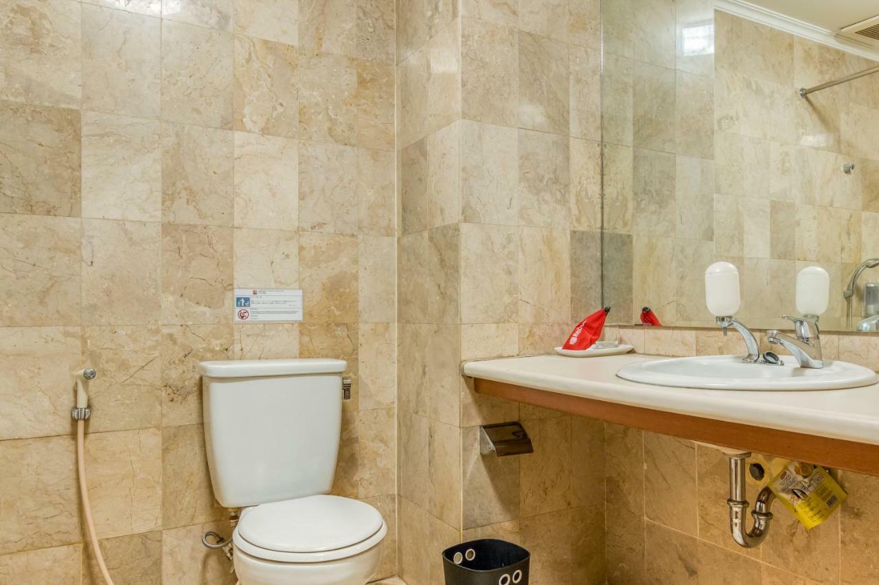 Reddoorz Near Dharmawangsa Square Guest house