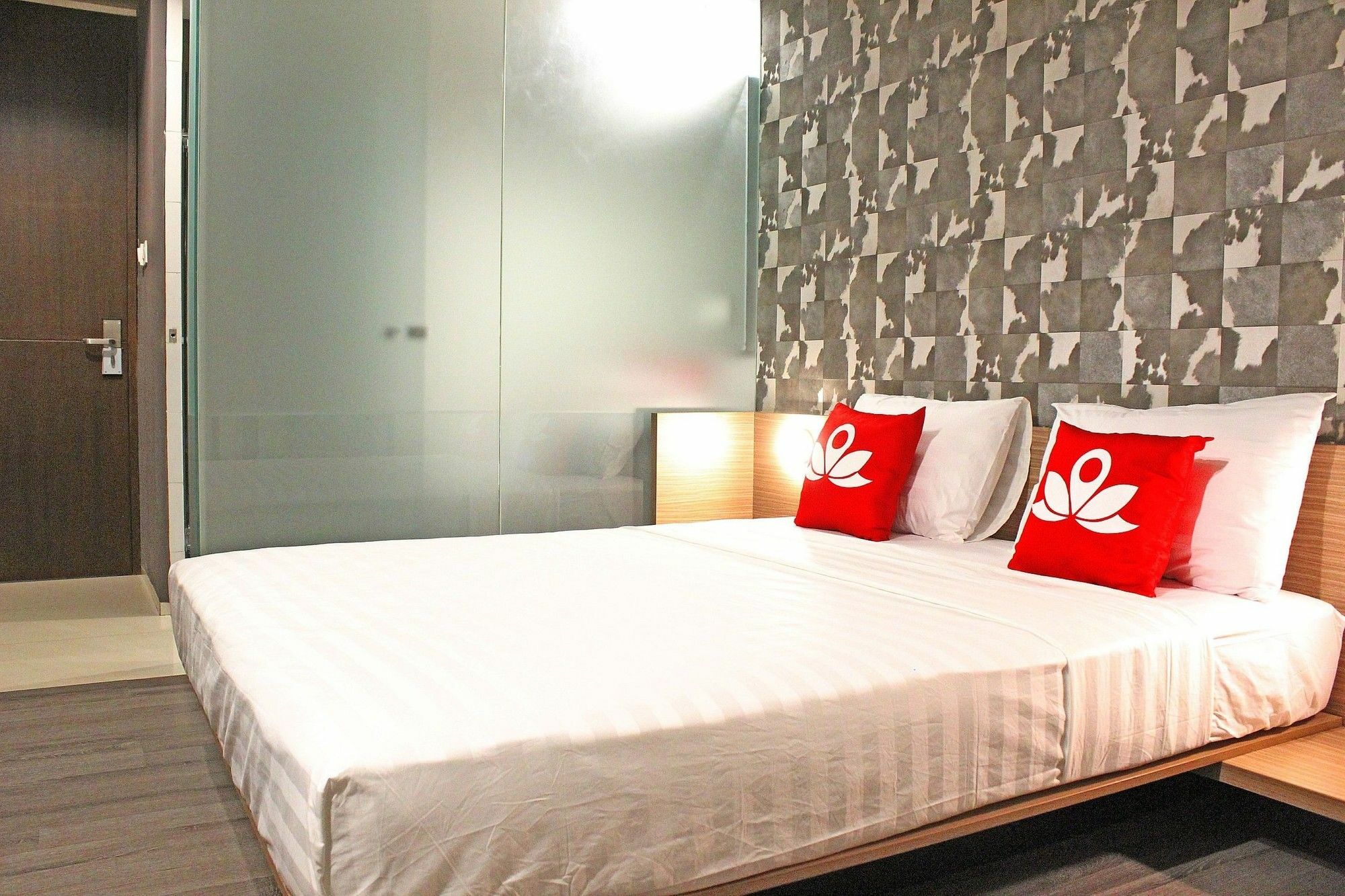 Zen Premium Sampoerna Strategic Square Guest house