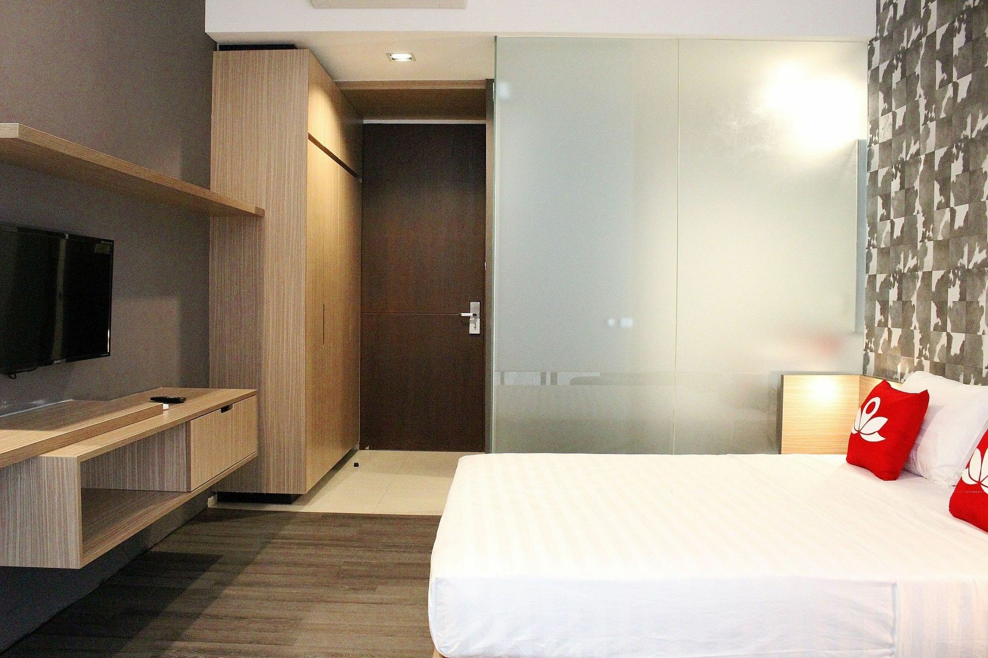 Guest house Zen Premium Sampoerna Strategic Square 2*