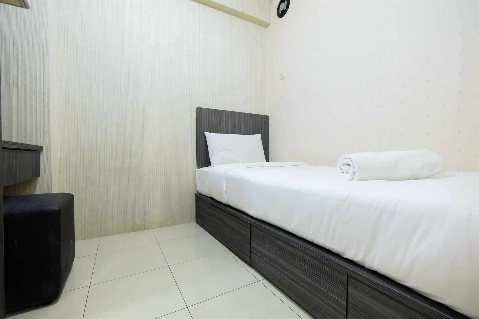 Monochrome Style 2 Bedrooms At Kalibata By Travelio * Jakarta