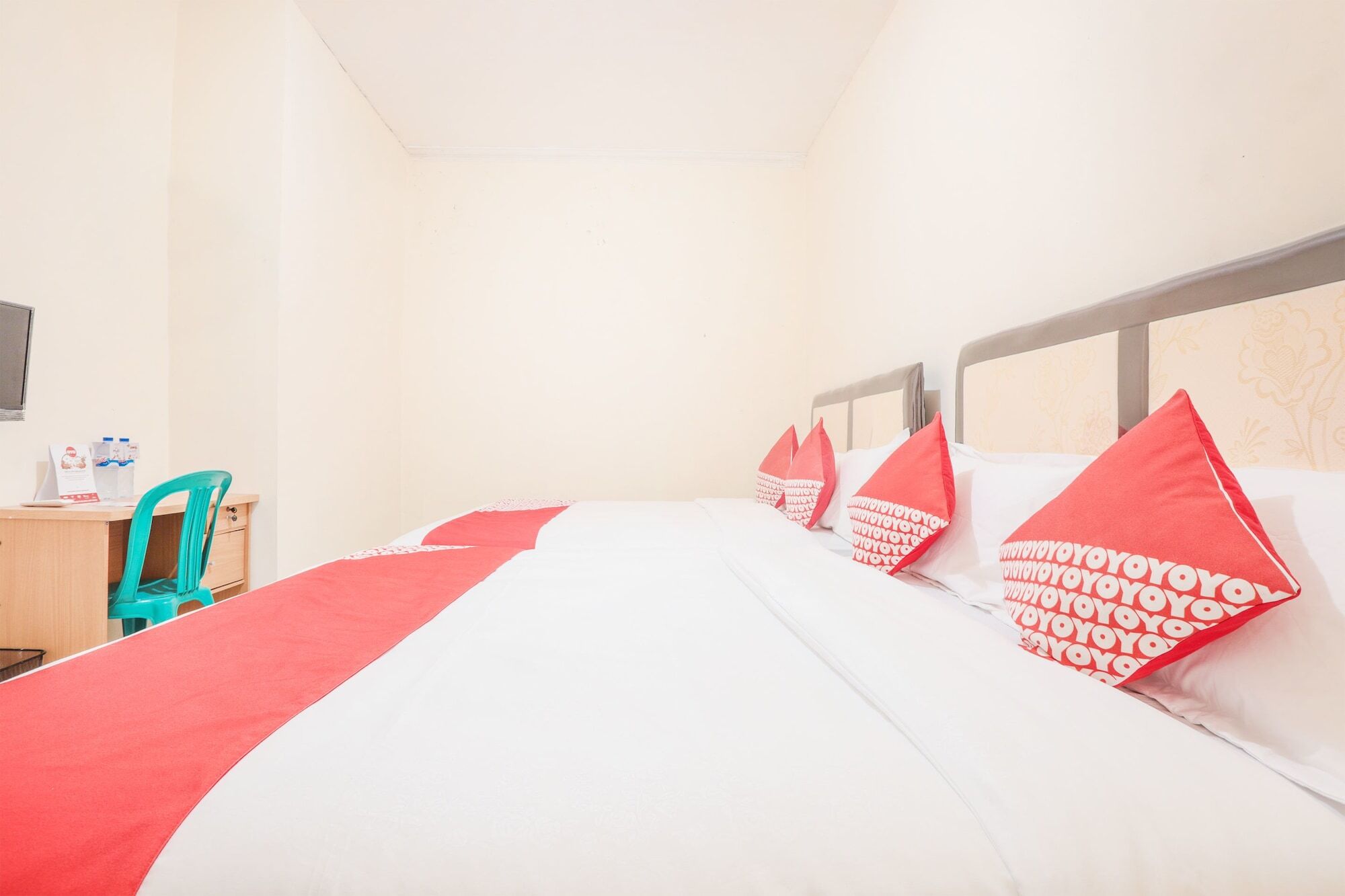 Reddoorz Near Esa Unggul Campus Hotel Jacarta
