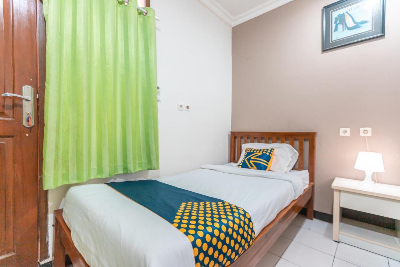 Spot On 2033 Kayumanis Homestay Syariah Hotel 2*
