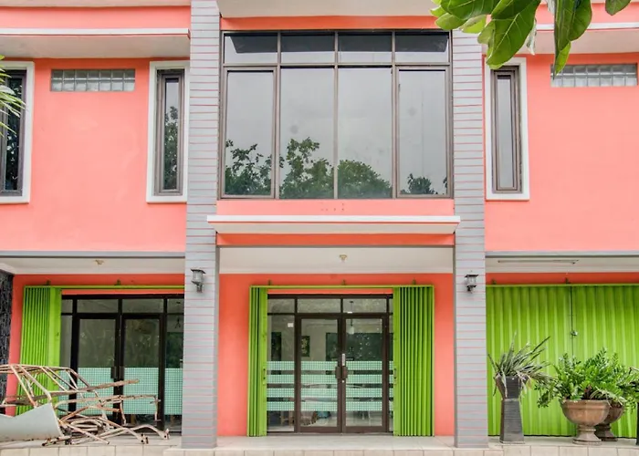 Reddoorz Near Taman Mini Jakarta