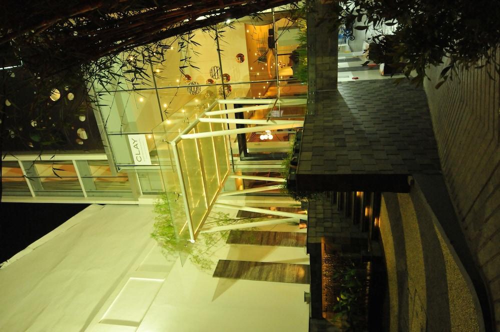 Clay Hotel