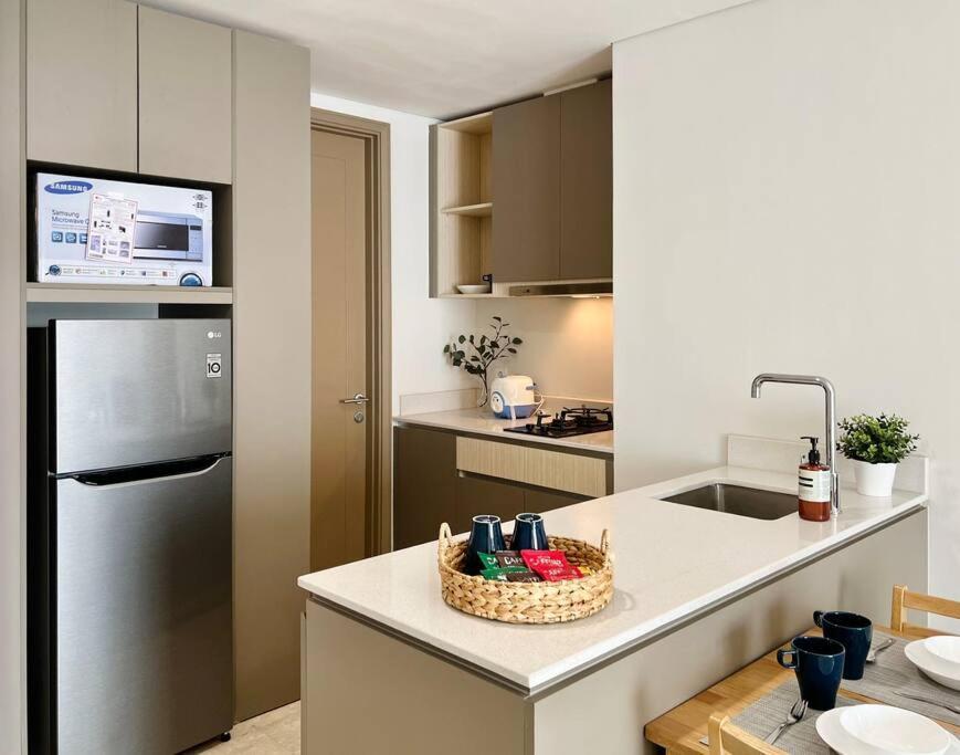 Stylish Seaview 3 Bedroom At Pik Apartment Jakarta