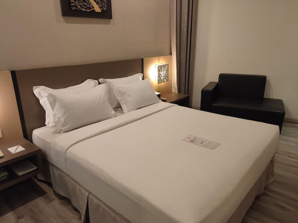 Oak Tree Urban Hotel 3*