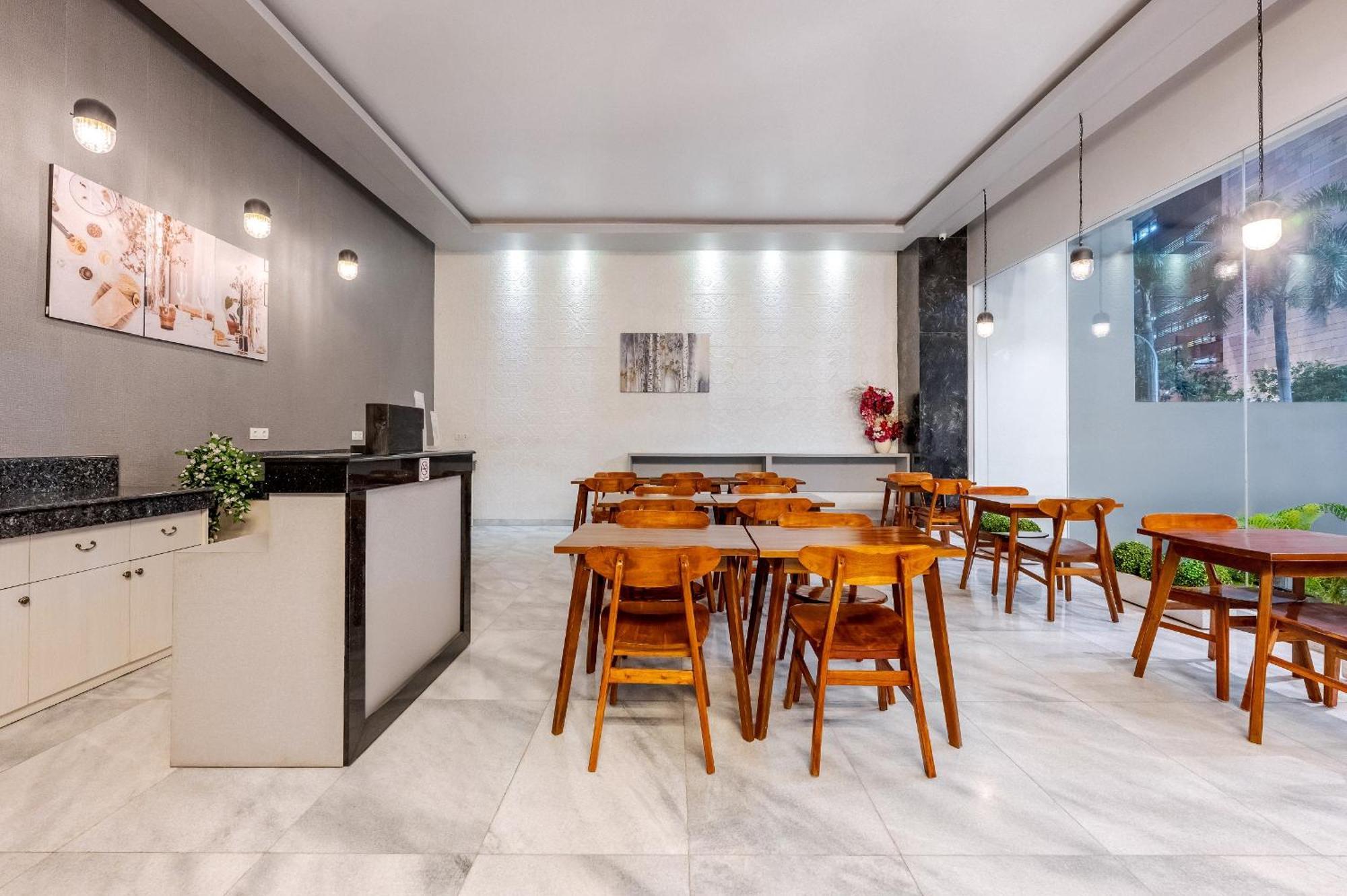 Khách sạn Grand Thamrin