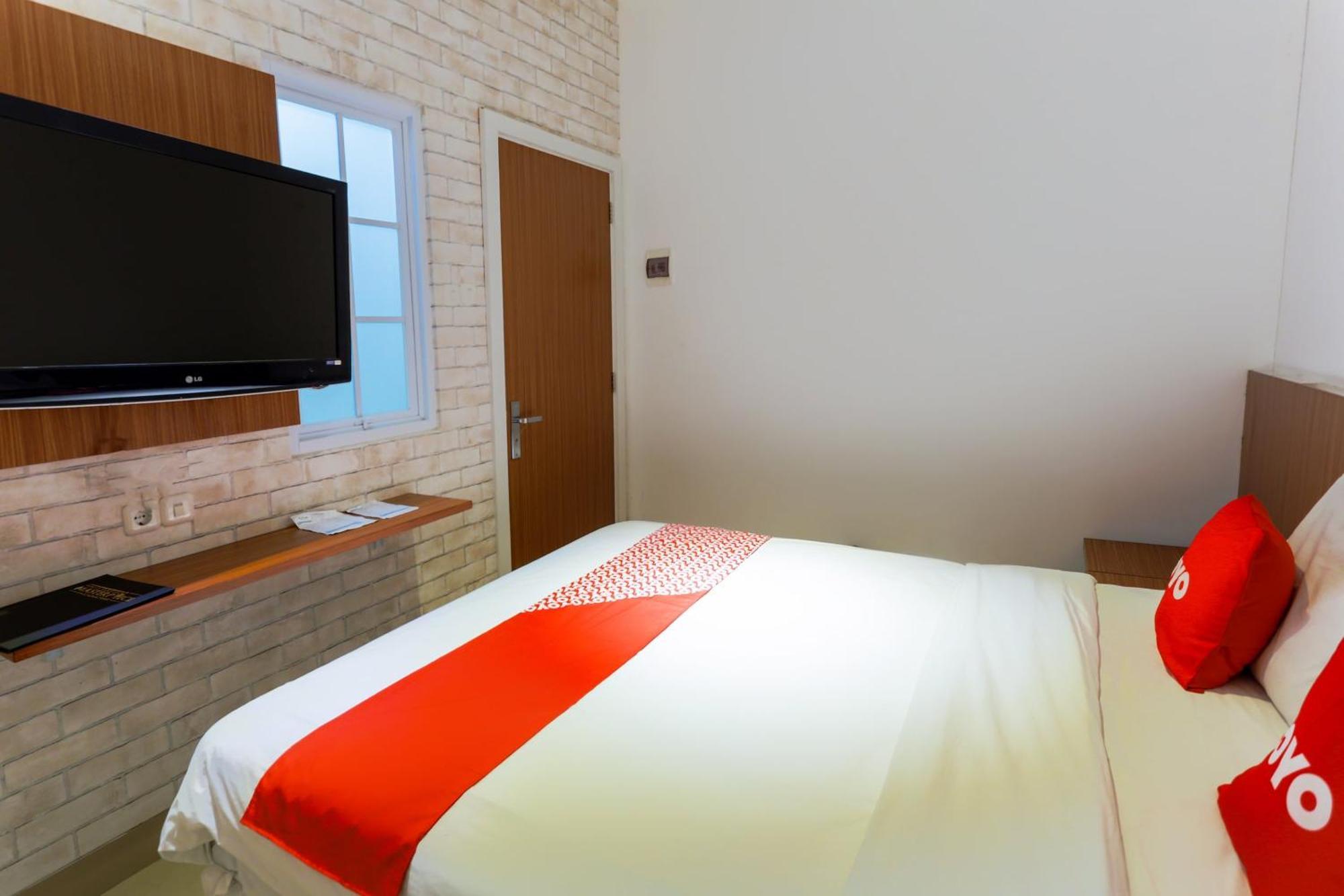 Super Oyo 3109 Point Hotel 2*