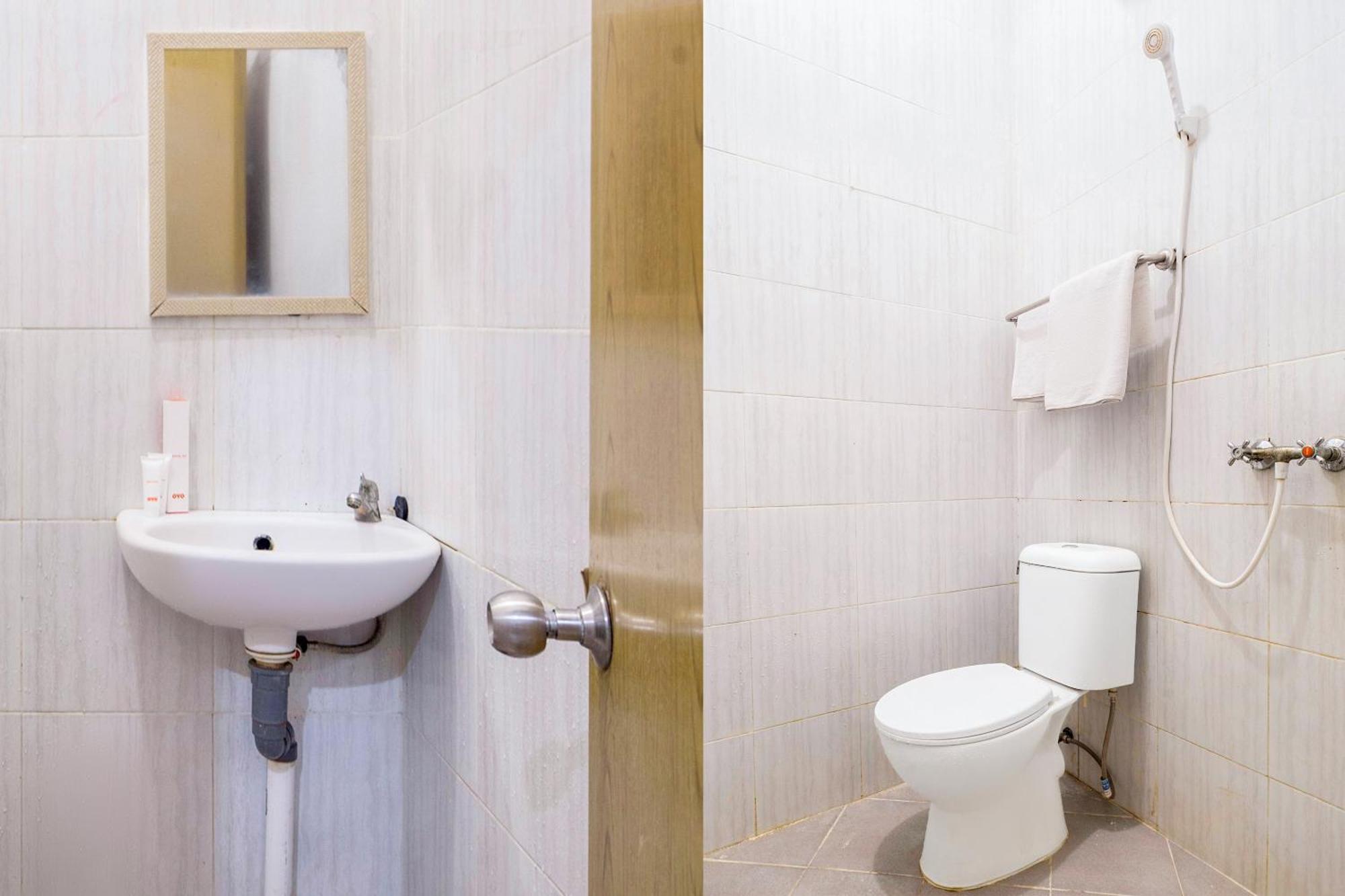 Khách sạn Super Oyo 160 Lontar Jakarta