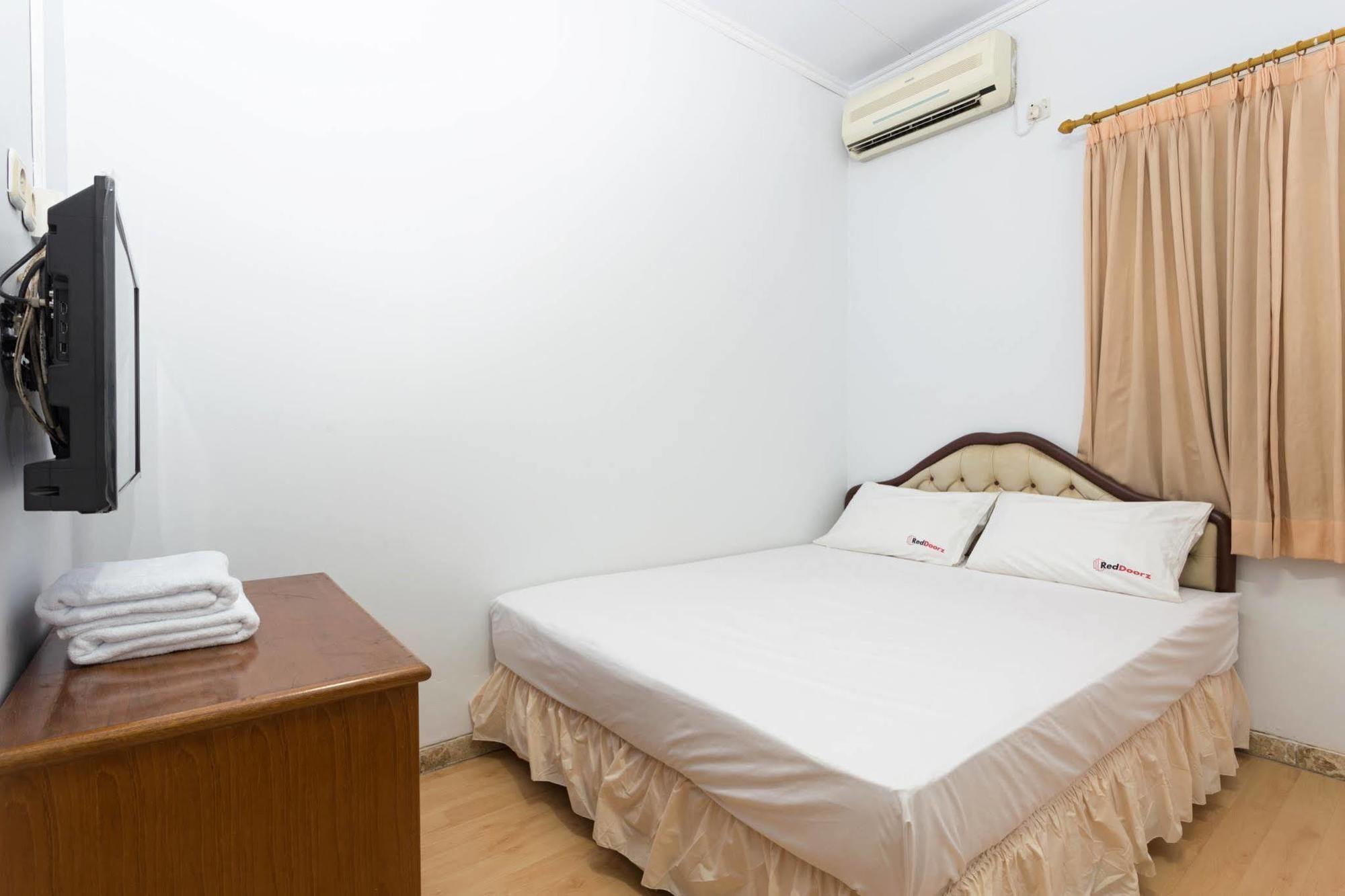 Guest house Reddoorz @ Karet Genteng Ijo 2*