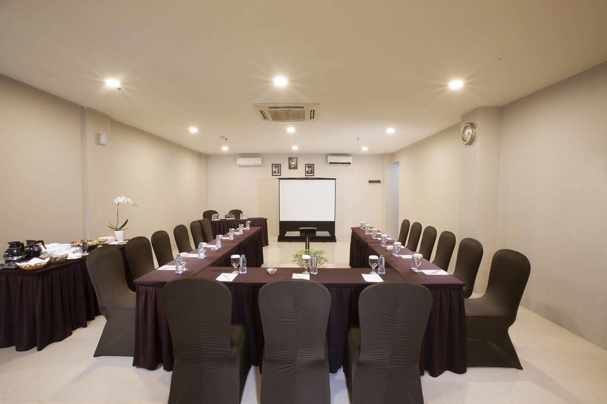 Oak Tree Urban Hotel 3*