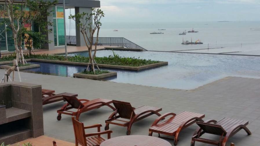 Apartment 4 Bed Sleeping By The Sea *