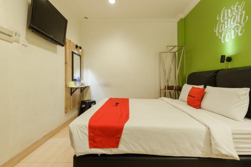 Reddoorz Near Lokasari Square 2 Hotel 5*